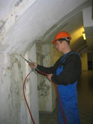 Гидроизоляция, санирующая обработка стен и сводов реконструируемого подвала